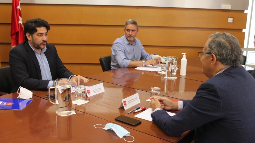 Enrique Ossorio y David Pérez abordan los retos de la juventud en el acceso a la vivienda Enrique Ossorio y David Pérez durante la reunión en la que han abordado los retos de la juventud en el acceso a la vivienda
