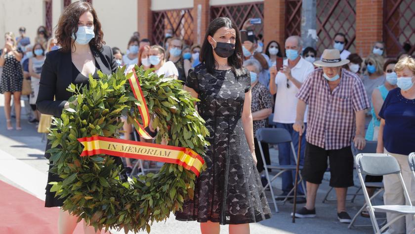 Isabel Díaz Ayuso durante el homenaje a los fallecidos por la pandemia en San Martín de Valdeiglesias 
