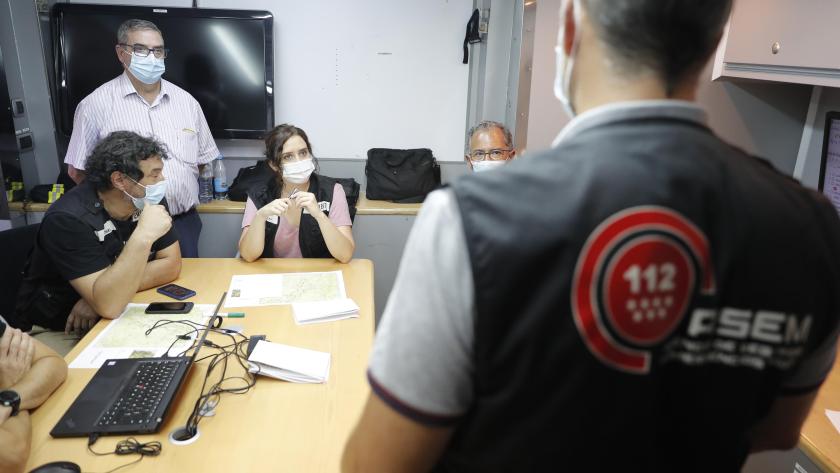 Díaz Ayuso agradece el “extraordinario trabajo” de los efectivos en el incendio de Robledo, Fresnedillas y Zarzalejo, que se encuentra estabilizado a Isabel Díaz Ayuso en el puesto de mando