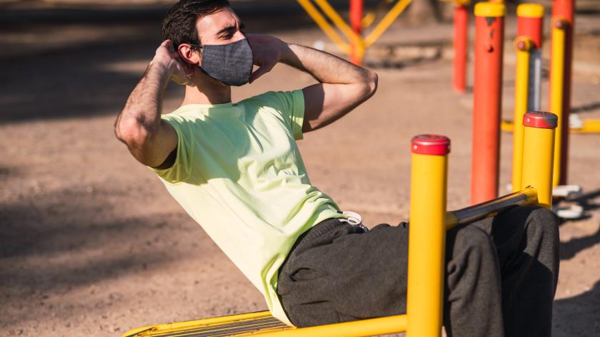 Chico hace deporte con mascarilla chico haciendo deporte en un parque