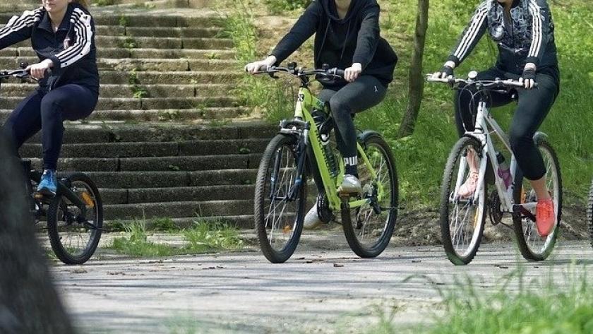 Chicos en bicicleta de ruta