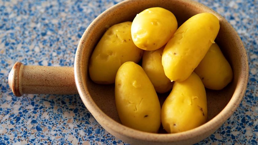Patatas cocidas peladas en un cuenco