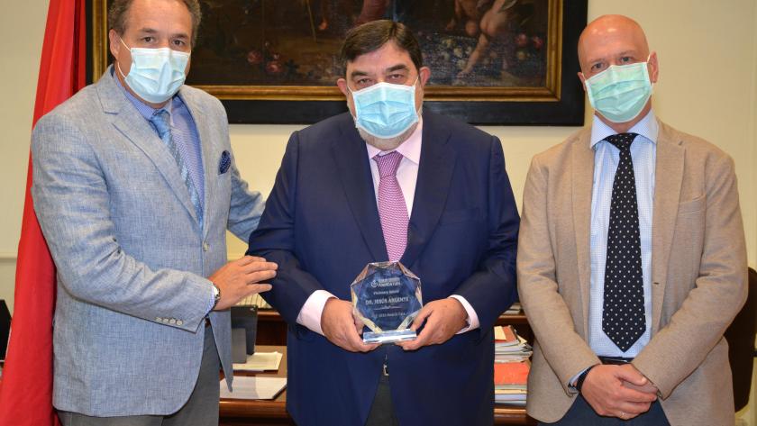 El jefe de Endocrinología del Hospital Niño Jesús, galardonado por la American Human Growth Foundation Médico recibiendo el galardón