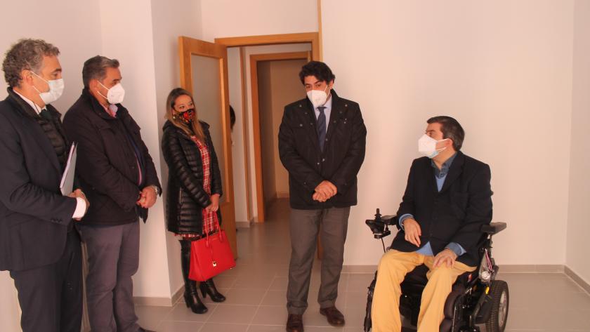 David Pérez entrega una vivienda a FAMMA David Pérez durante la entrega de una vivienda a FAMMA