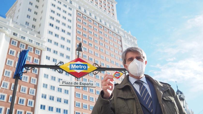 Ángel Garrido presenta el rombo con los colores de la bandera española en el Metro de Plaza de España