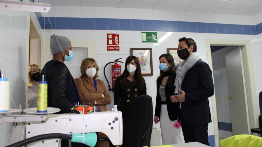 El consejero de Políticas Sociales visita el taller de costura para la inserción laboral