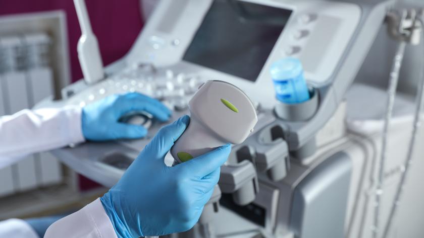 Sanitario utilizando ecógrafo Ecógrafo