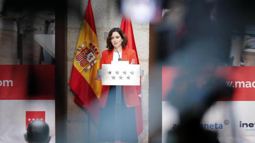 Díaz Ayuso presenta la plataforma educativa Madrid 5e Isabel Díaz Ayuso atril banderas de España