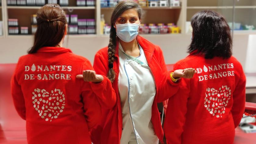 Enfermeras promotoras captación de donates con el forro polas diseñado por ellas Enfermeras promotoras de Donación de Sangre