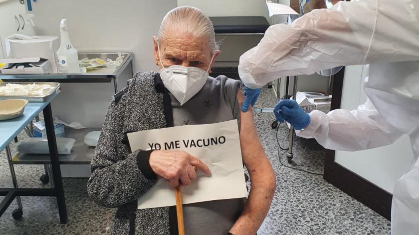 Vacunación de una paciente de 104 años en el Centro de Salud Artilleros Vacunación de mayores de 80 años