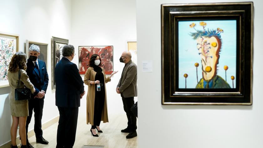 Isabel Díaz Ayuso visita el Salón de Arte Moderno de Madrid 2021