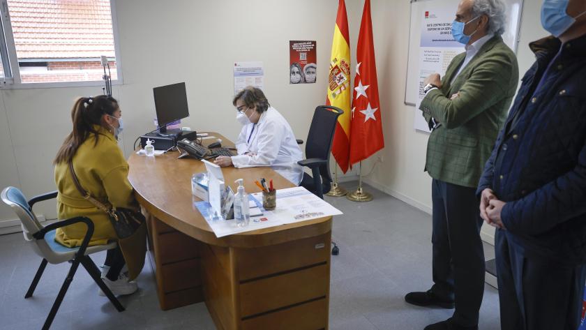 Enrique Ruiz Escudero ha visitado el Centro de Salud Almendrales, en el distrito de Usera