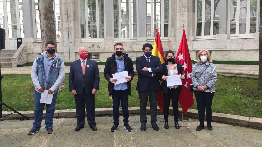 David Pérez ha entregado un diploma y un certificado a tres estudiantes seleccionados por el grupo Envera