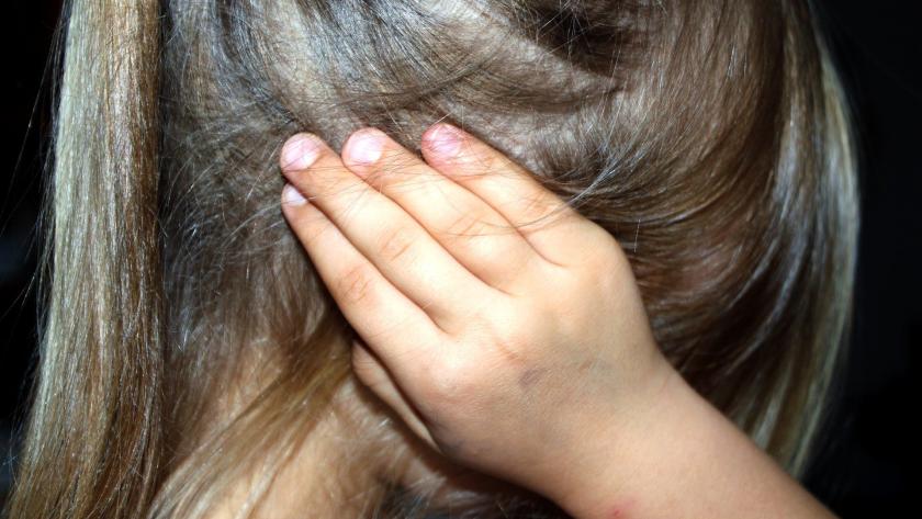niña tapándose los oídos