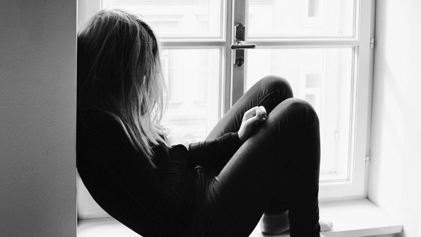 chica mirando por la ventana