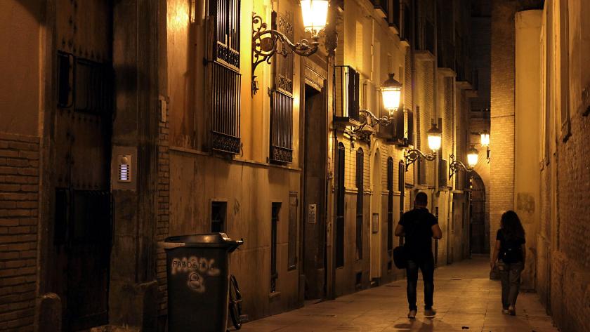 hombre persiguiendo a mujer en la calle