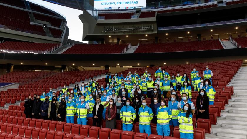Foto de familia Enfermeras en la grada del Wanda Metropolitano