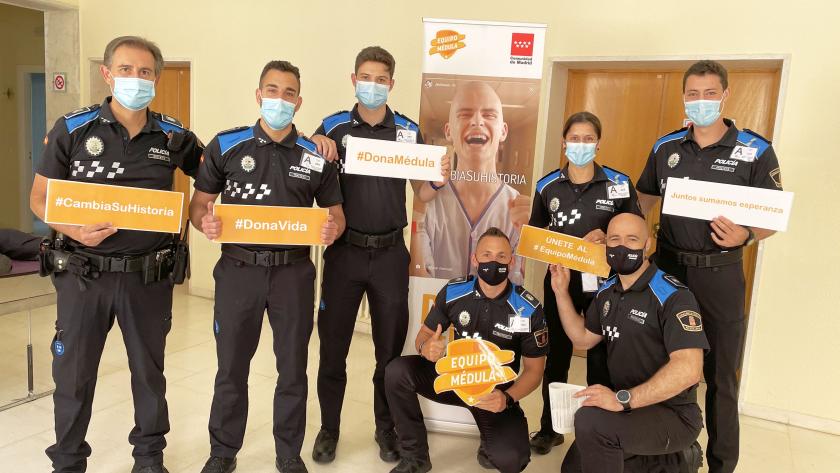 grupo de policías con carteles equipo médula