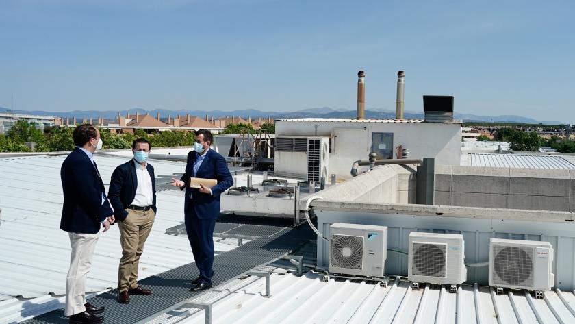 Fernández-Lasquetty visita uno de los proyectos del Plan de Rehabilitación Energética de Edificios, en Las Rozas de Madrid Azotea de un edificio sostenible en Las Rozas