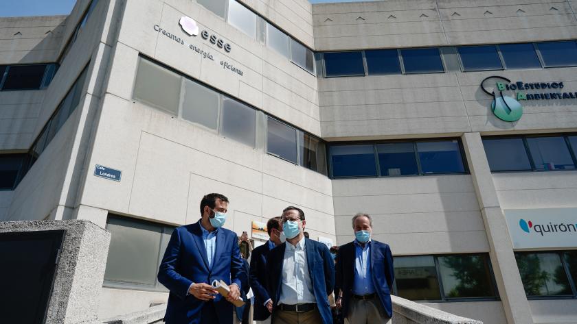 Fernández-Lasquetty visita uno de los proyectos del Plan de Rehabilitación Energética de Edificios, en Las Rozas de Madrid Exterior de un edificio sostenible en Las Rozas
