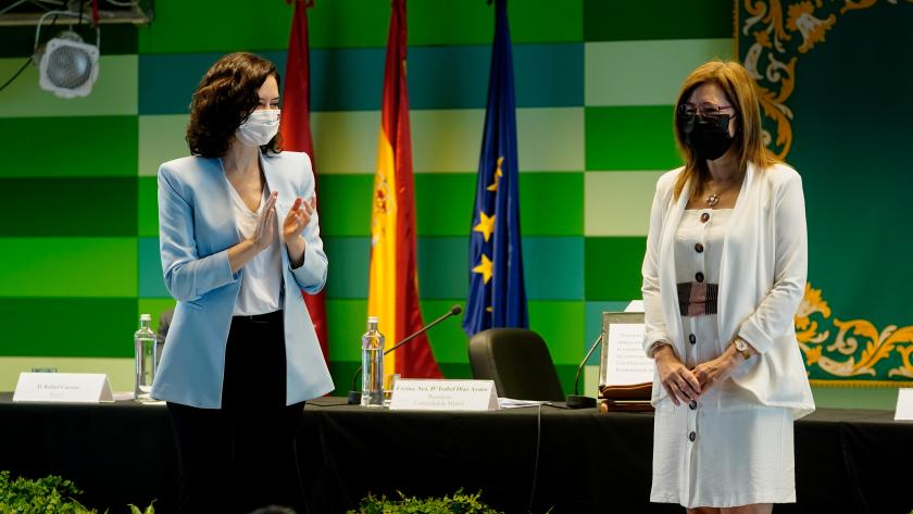 Isabel Díaz Ayuso posa aplaudiendo junto con la nueva rectora de la Universidad Autónoma de Madrid