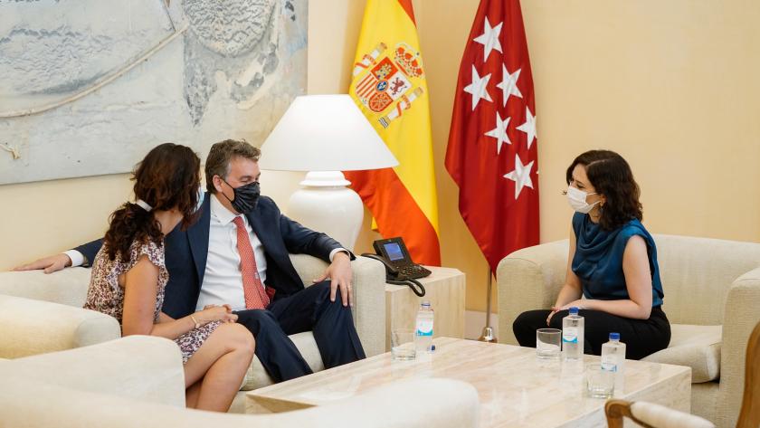 Isabel Díaz Ayuso se reúne con el CEO de Vodafone Reunión presidenta CEO Vodafone sentados en un sillón