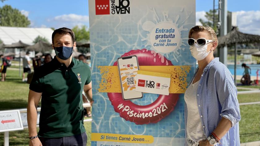 Facilitamos a titulares del Carné Joven el acceso gratuito a las piscinas públicas de la región El Director General de Juventud y la Directora General de Deportes posando con el cartel de la campaña