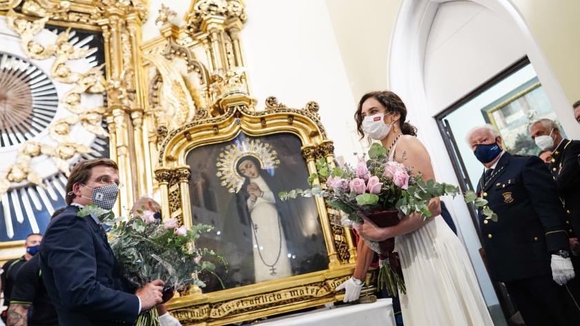 Plano de la presidenta y del alcalde de Madrid con la Virgen de la Paloma 