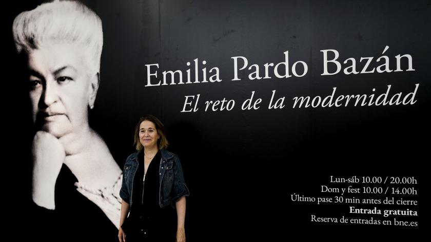 La Comunidad de Madrid participa en la celebración del primer centenario del fallecimiento de Emilia Pardo Bazán Marta Rivera de la Cruz, junto al cartel de la exposición temporal Emilia Pardo Bazán