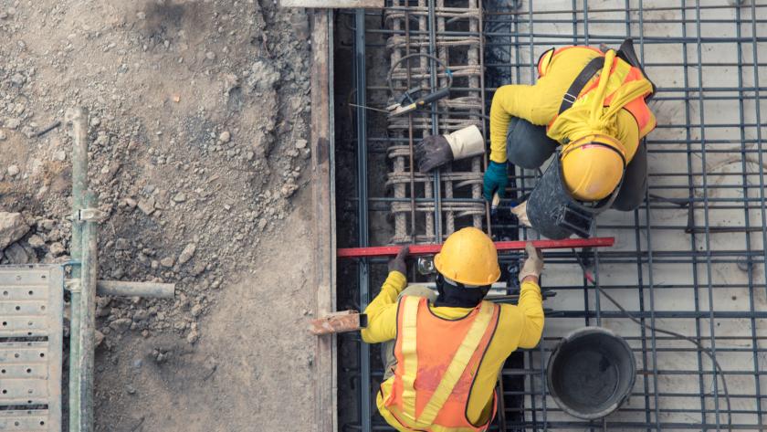 Estrenamos este curso dos nuevas titulaciones de FP sobre construcción y tecnología de la información Obreros equipados trabajando en una obra