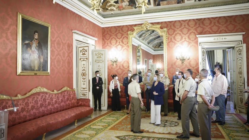 La consejera junto con el resto de asistentes atiendo a la explicaciones en una de las salas del Palacio de Buenavista