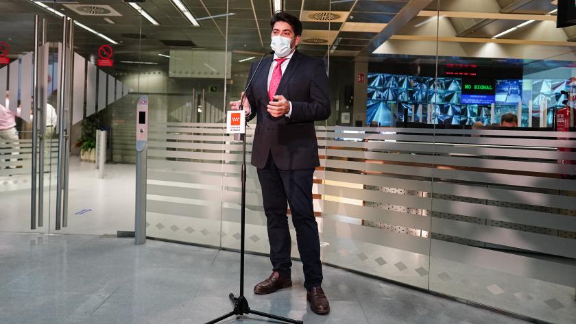 El consejero David Pérez ha presentado la campaña Vuelve al Transporte Público El consejero interviniendo ante un micrófono mientras a sus espaldas se ven puestos de control de Metro de Madrid