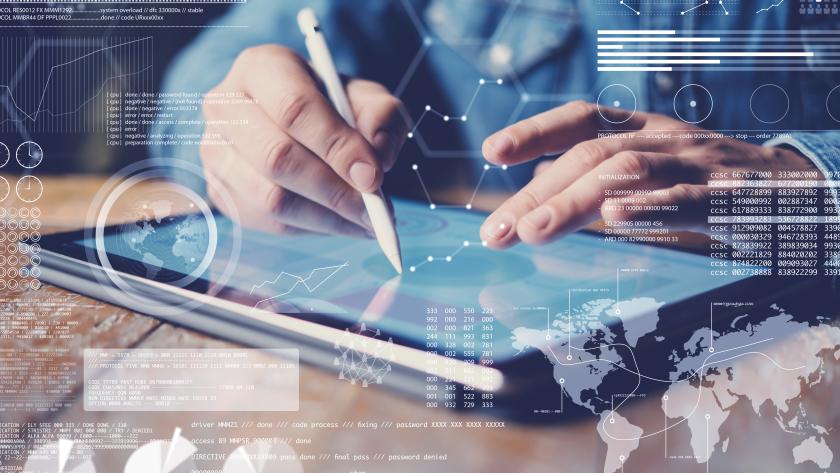 Ofrecemos más de 3.500 plazas vacantes de Grado Superior de Formación Profesional para el curso 2021/22 Manos de una persona manejando una tablet con un lápiz digital
