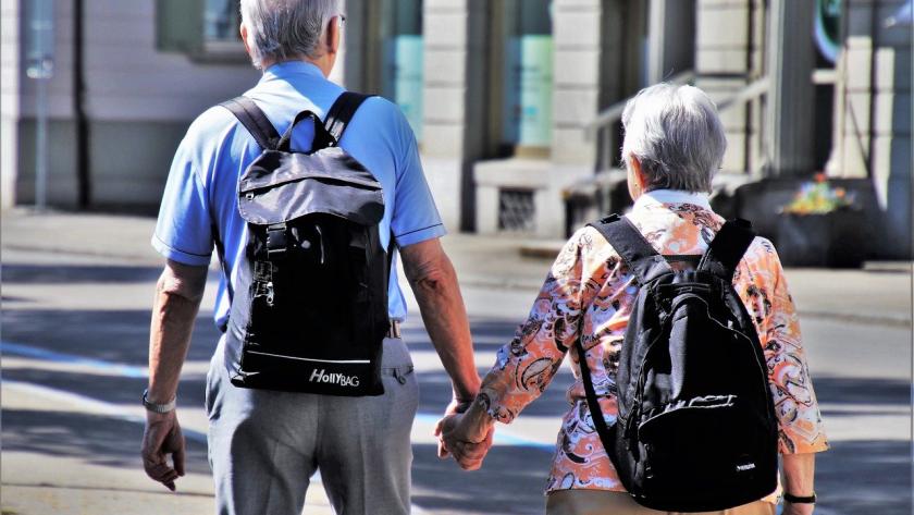 personas mayores mayores caminando