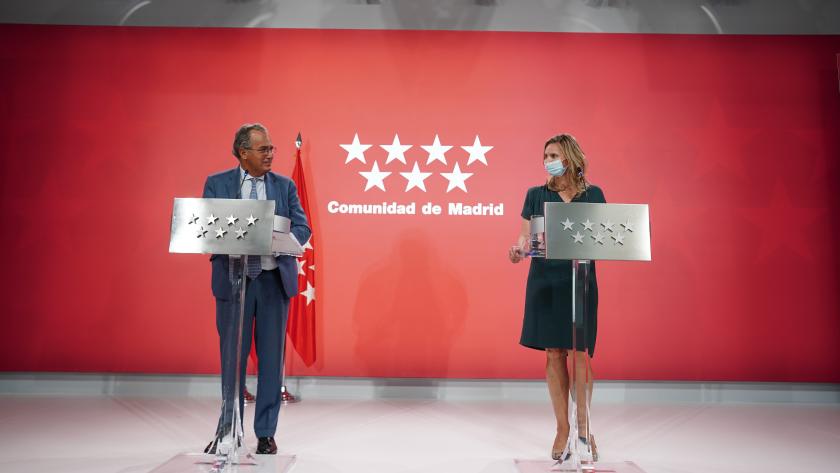 Plano general de los dos consejeros ante los atriles