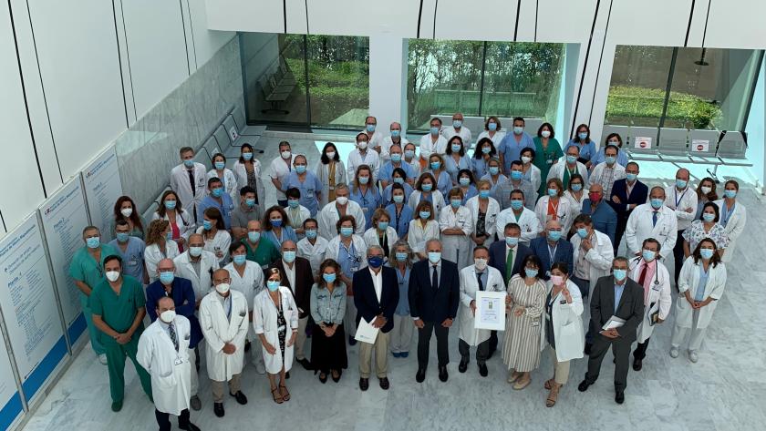 El Hospital Puerta de Hierro de la Comunidad de Madrid, primer centro público español en obtener el Sello de calidad EFQM 600 Foto desde arriba de todos los médicos implicados