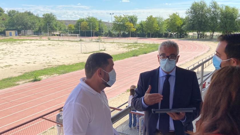 El consejero Carlos Izquierdo visita el proyecto de el campo de fútbol y la pista de atletismo del polideportivo Bolitas del Airón de Valdemoro El consejero hablando con los responsables