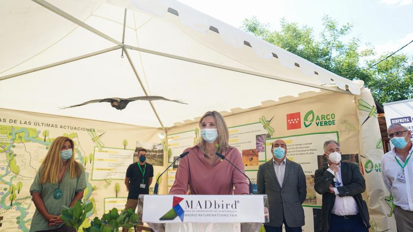 La consejera Paloma Martín visita la Feria de Turismo de Observación de la Naturaleza La consejera interviniendo en el atril