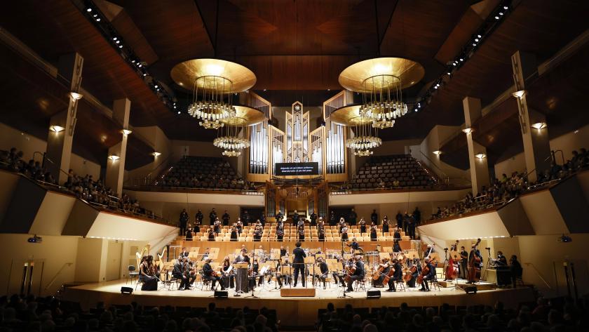 Plano general de la orquesta en el escenario
