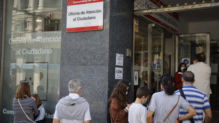 La Comunidad de Madrid amplía el horario de atención al ciudadano a las tardes y los sábados Imagen de la entrada de la Oficina de Atención al Ciudadano de Gran Vía con personas esperando a las puertas