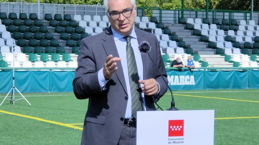El consejero interviniendo en el atril