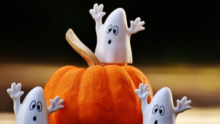Una calabaza y fantasmas blancos