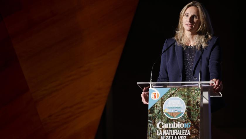 La consejera interviniendo en el atril