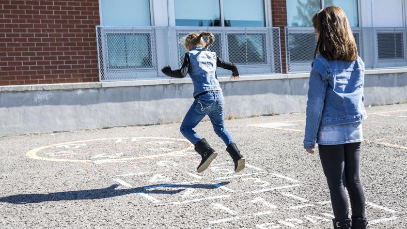 Dos niñas jugando en el patio de colegio