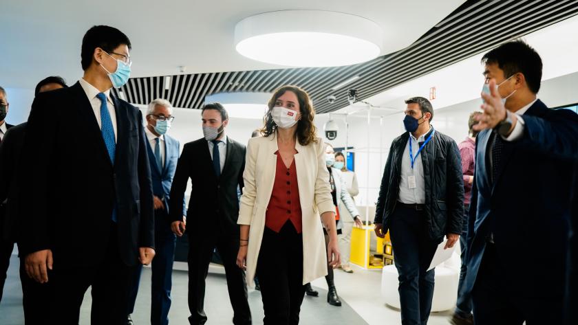 La presidenta recorriendo las instalaciones