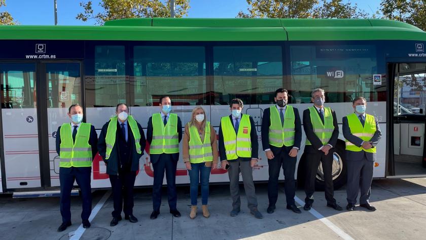 El consejero David Pérez visita el Centro de Innovación y Formación del CRTM Fotografía de todos los asistentes a la visita junto al consejero con un autobús a sus espaldas
