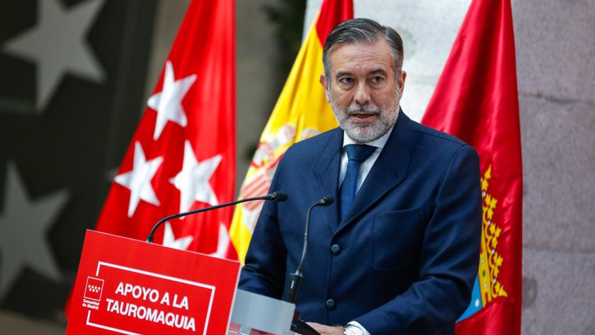 La Escuela de Tauromaquia de la Comunidad de Madrid traslada sus instalaciones a la Venta del Batán Primer plano del consejero interviniendo en el atril