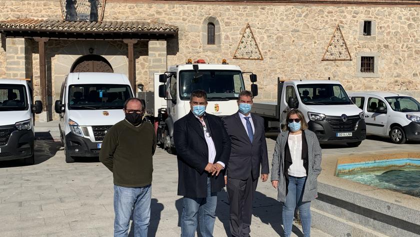 El viceconsejero junto algunos miembros del ayuntamiento de la localidad