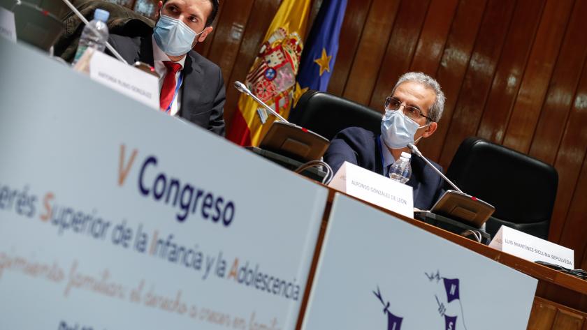 Luis Martínez en el V Congreso Interés Superior de la Infancia y la Adolescencia Mesa de participantes del Congreso