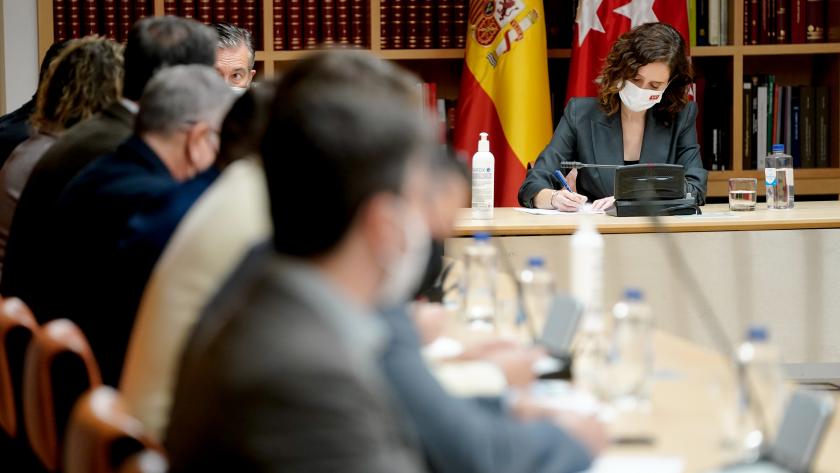 La presidenta Isabel Díaz Ayuso se ha reunido con los representantes de las principales asociaciones y sindicatos de Policía y Guardia Civil Plano general de la mesa de la reunión con todos los miembros sentados